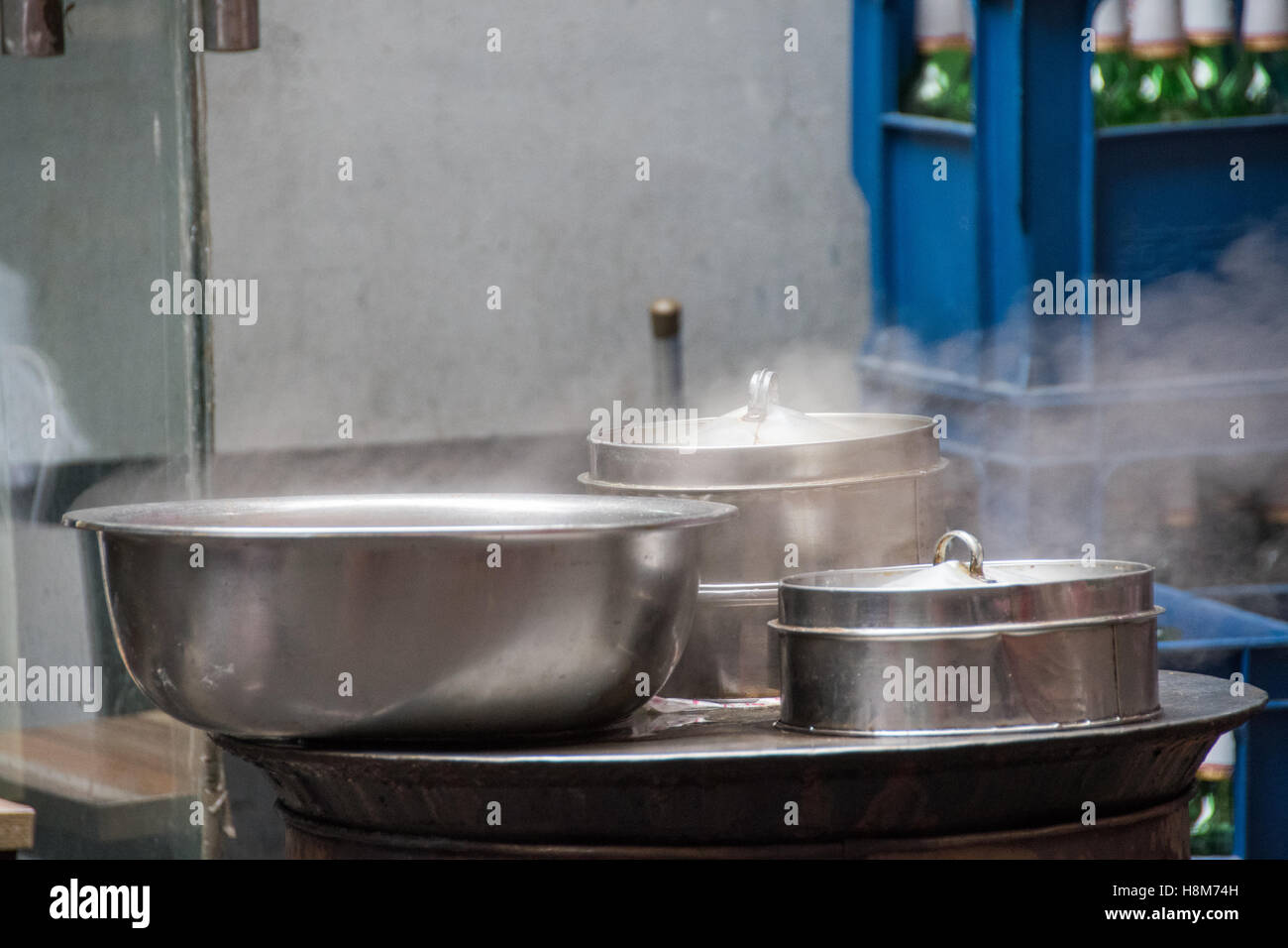 Pechino, Cina - il cibo di strada essendo realizzati in un hutong situato nel centro di Pechino. Foto Stock