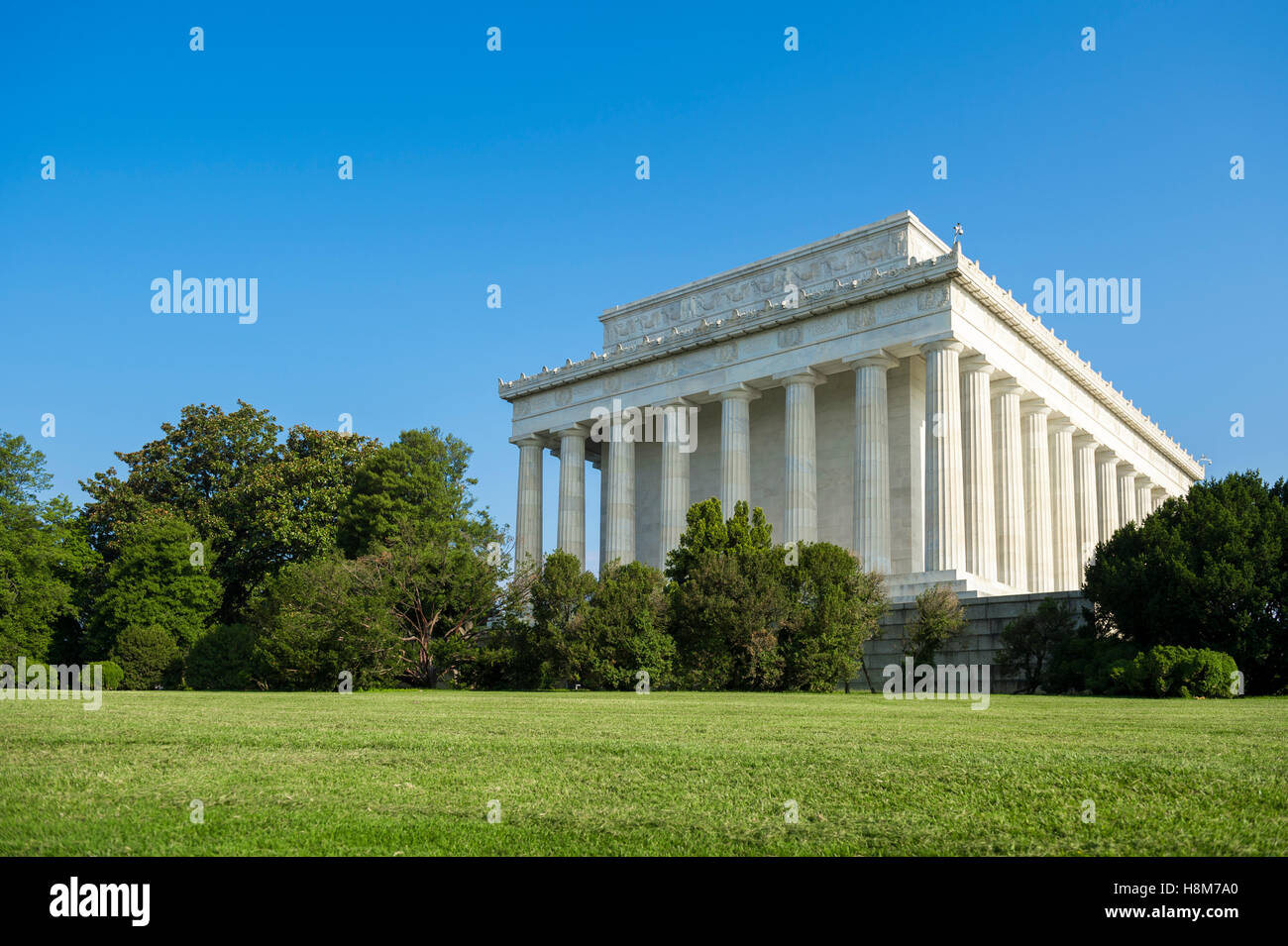 Scenic vista esterna dell'architettura classica del Lincoln Memorial a Washington, DC su un luminoso blu cielo estate mattina Foto Stock