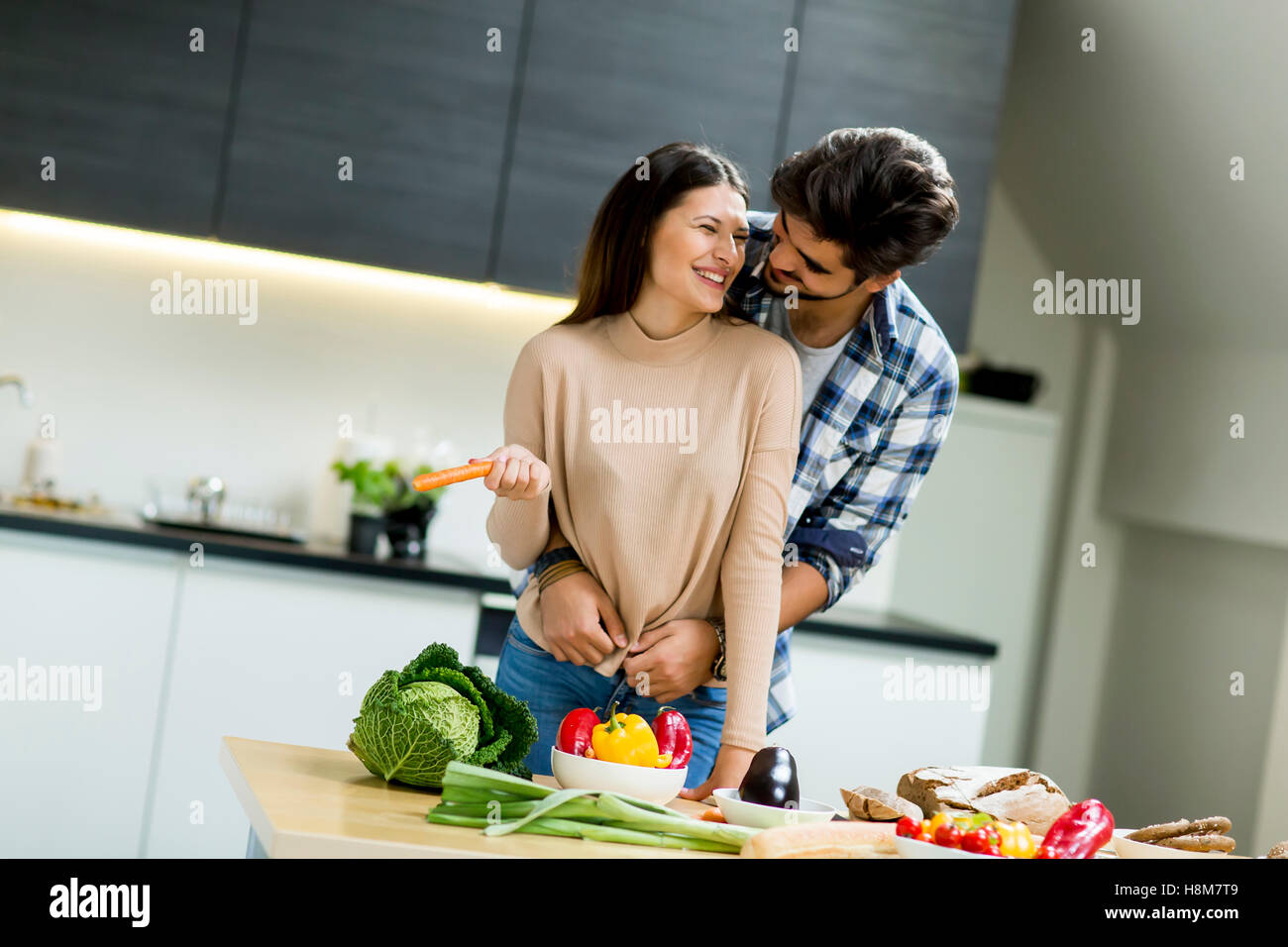 Bella coppia Giovane la preparazione di alimenti freschi nella cucina moderna Foto Stock