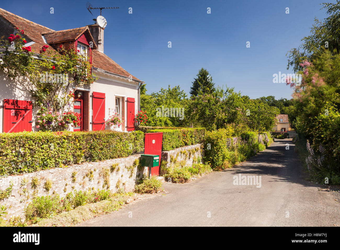 Un grazioso e caratteristico e casa del villaggio di Asnières-sur-Vègre. Il villaggio è parte dell'Petites Cités de Caractère. Foto Stock