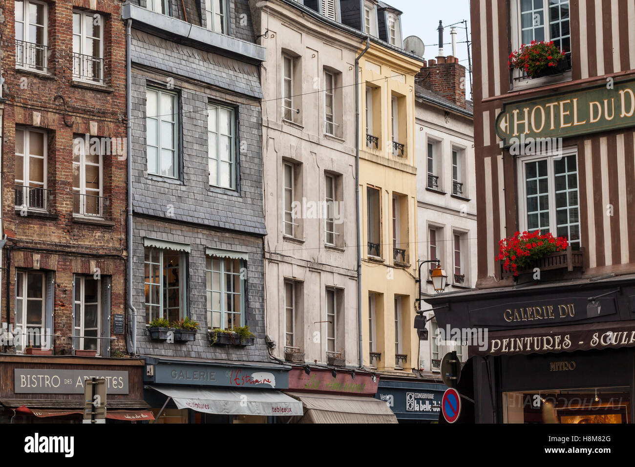 Vecchie case nel centro di Honfleur, Calvados. Foto Stock