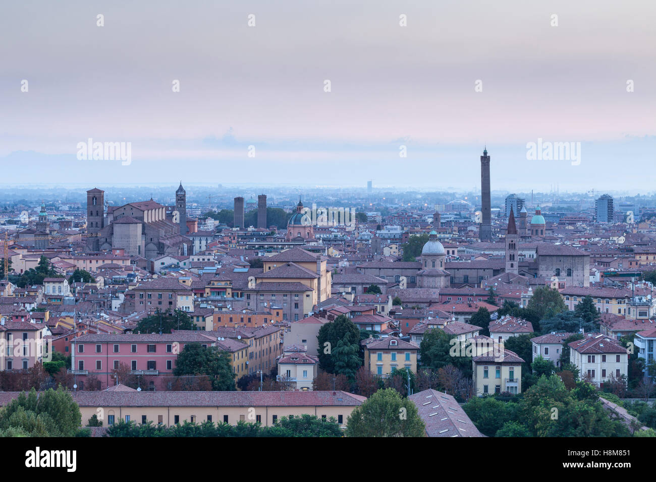 Sui tetti di Bologna, Italia. Il centro storico della città è stata designata dall'UNESCO Patrimonio dell'umanità. Foto Stock