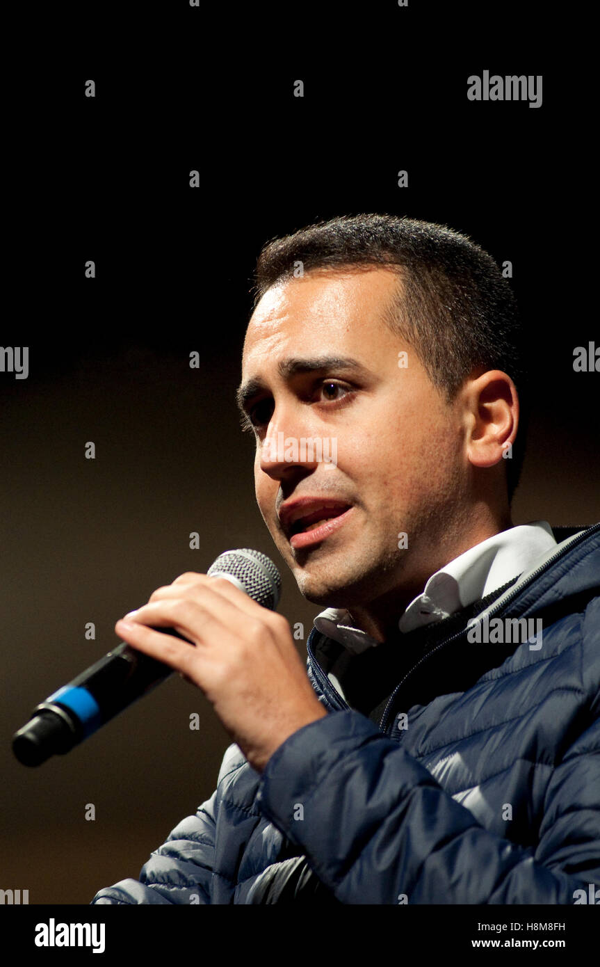 12/11/2016 L'Italia, Lombardia, Crema, Luigi Di Maio, Vice Presidente della Camera dei Deputati per un 5 stelle movimento Foto Stock