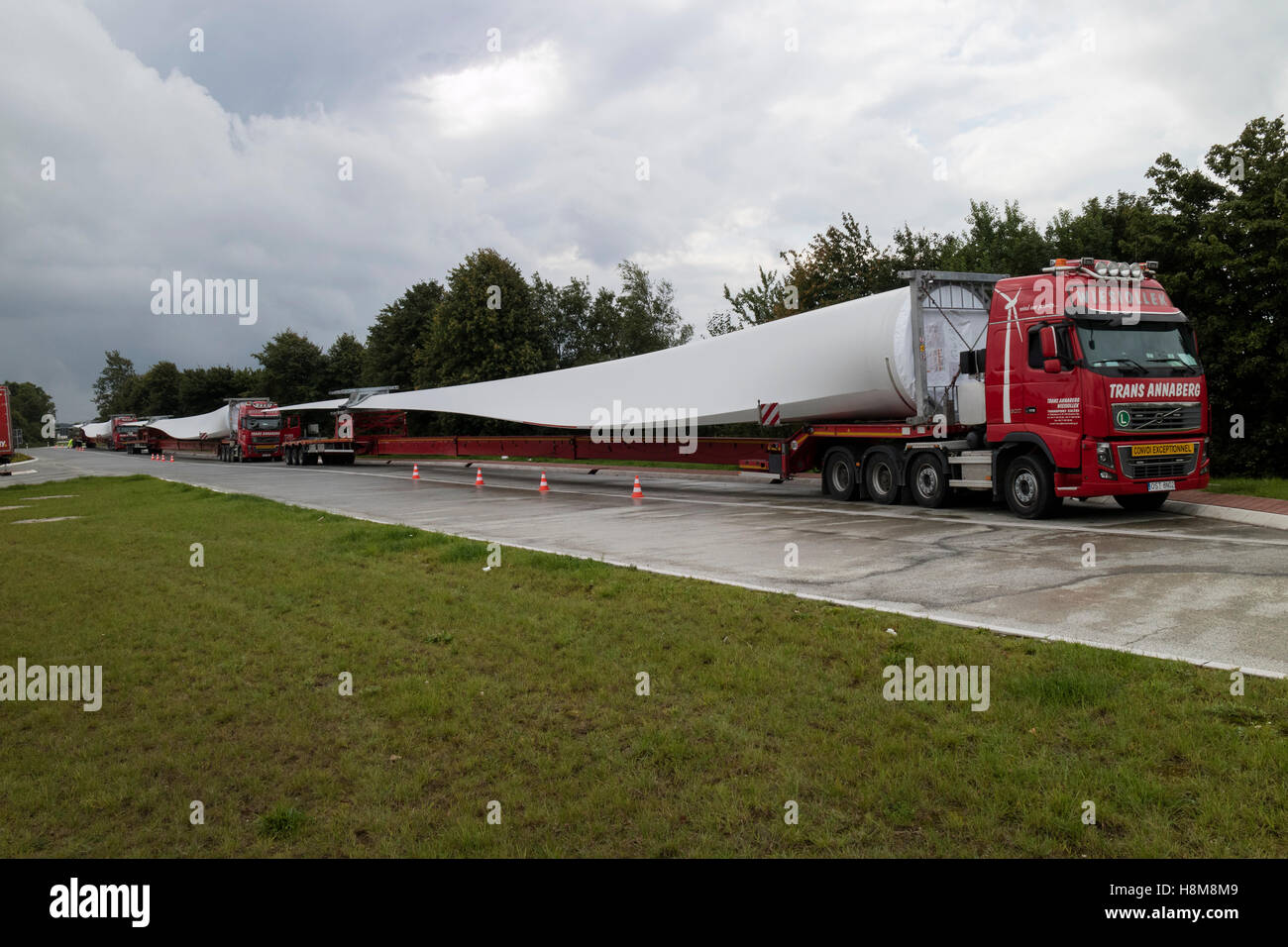 Trasporto con autocarro di pale del rotore da un mulino a vento su un parcheggio in Germania Foto Stock