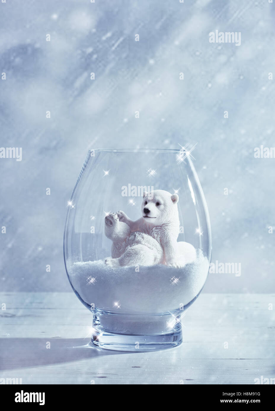 Orso polare in vetro grande snow globe con tono freddo Foto Stock