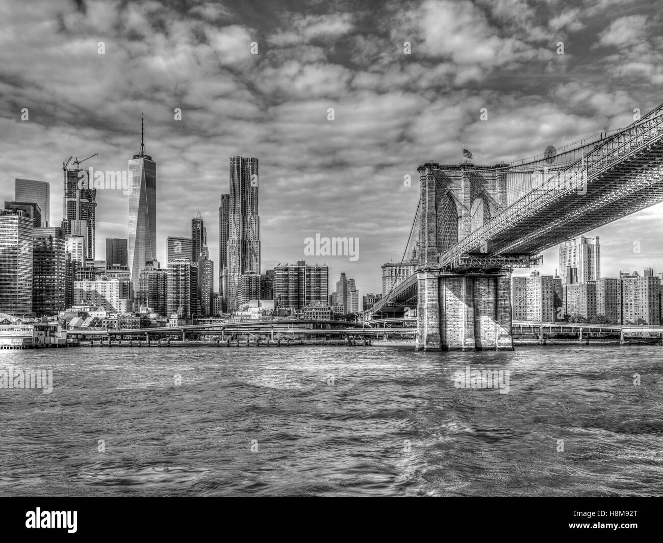 Il Ponte di Brooklyn è un cavo ibrido-alloggiato/sospensione ponte nella città di New York Foto Stock