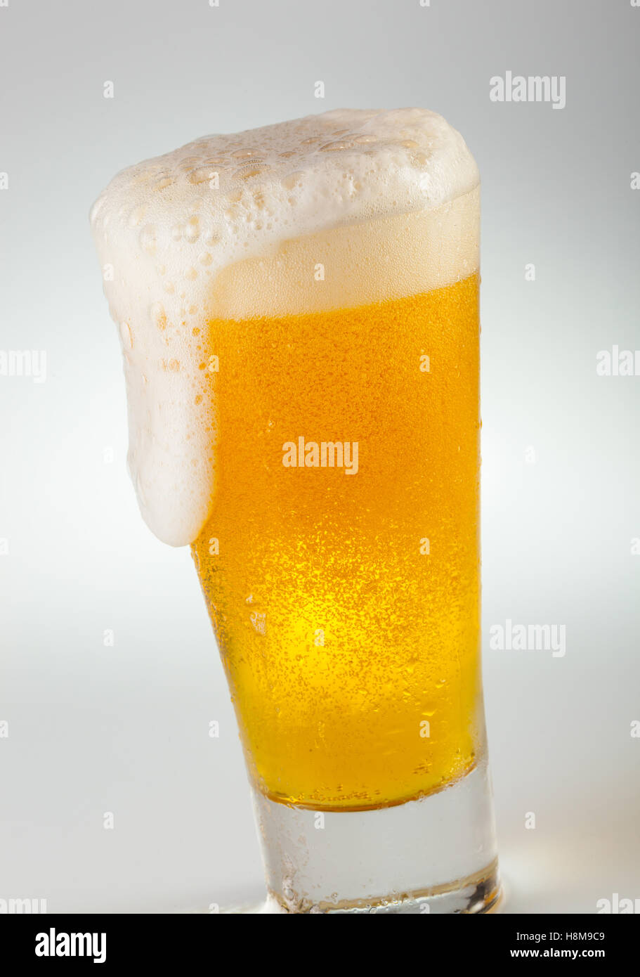 Un delizioso bicchiere rinfrescante di birra. Foto Stock