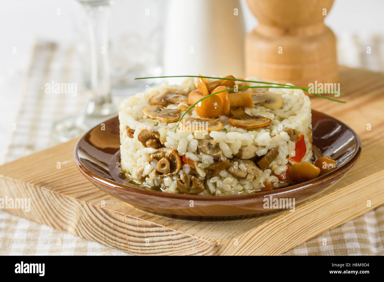 Un piatto di riso preparata con diversi tipi di funghi selvatici Foto Stock