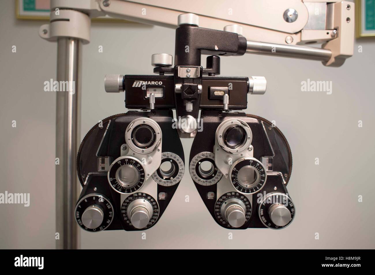 Phoropter in un ufficio optometric Foto Stock