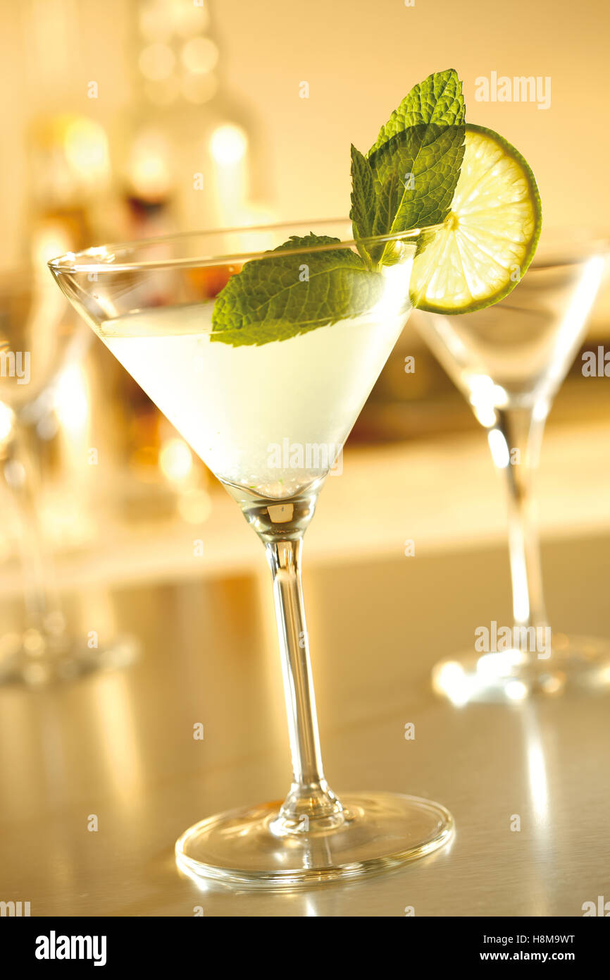 Un fresco cocktail mojito in una coppetta Martini Foto Stock