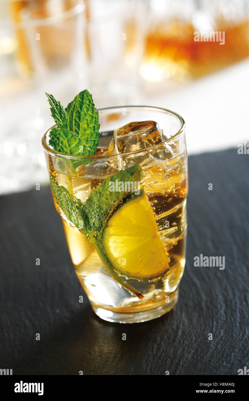 Cocktail Mojito, tipico da Cuba. Realizzati con foglie di menta, il succo di lime, il rum e il ghiaccio. Foto Stock