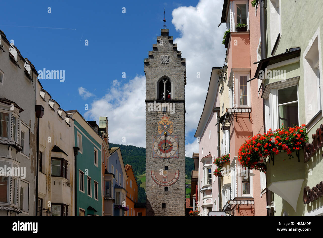 Torre delle Dodici, strada pedonale, il centro storico di Vipiteno, Vipiteno, Regione Trentino Alto Adige, Italia Foto Stock