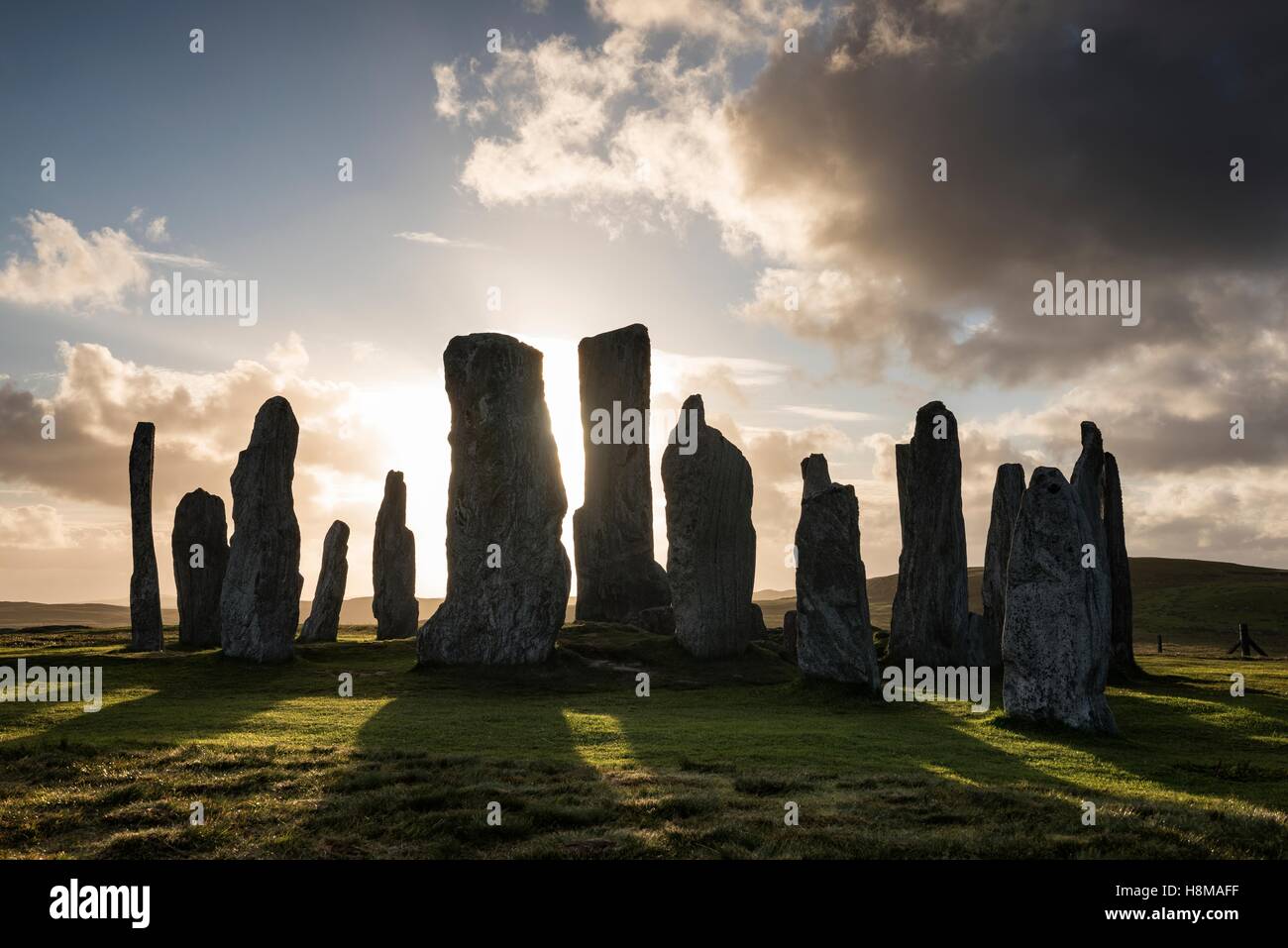 Callanish Standing Stones, 3000 anno vecchio cerchio di pietra, retroilluminato, isola di Lewis, Ebridi Esterne, Scotland, Regno Unito Foto Stock