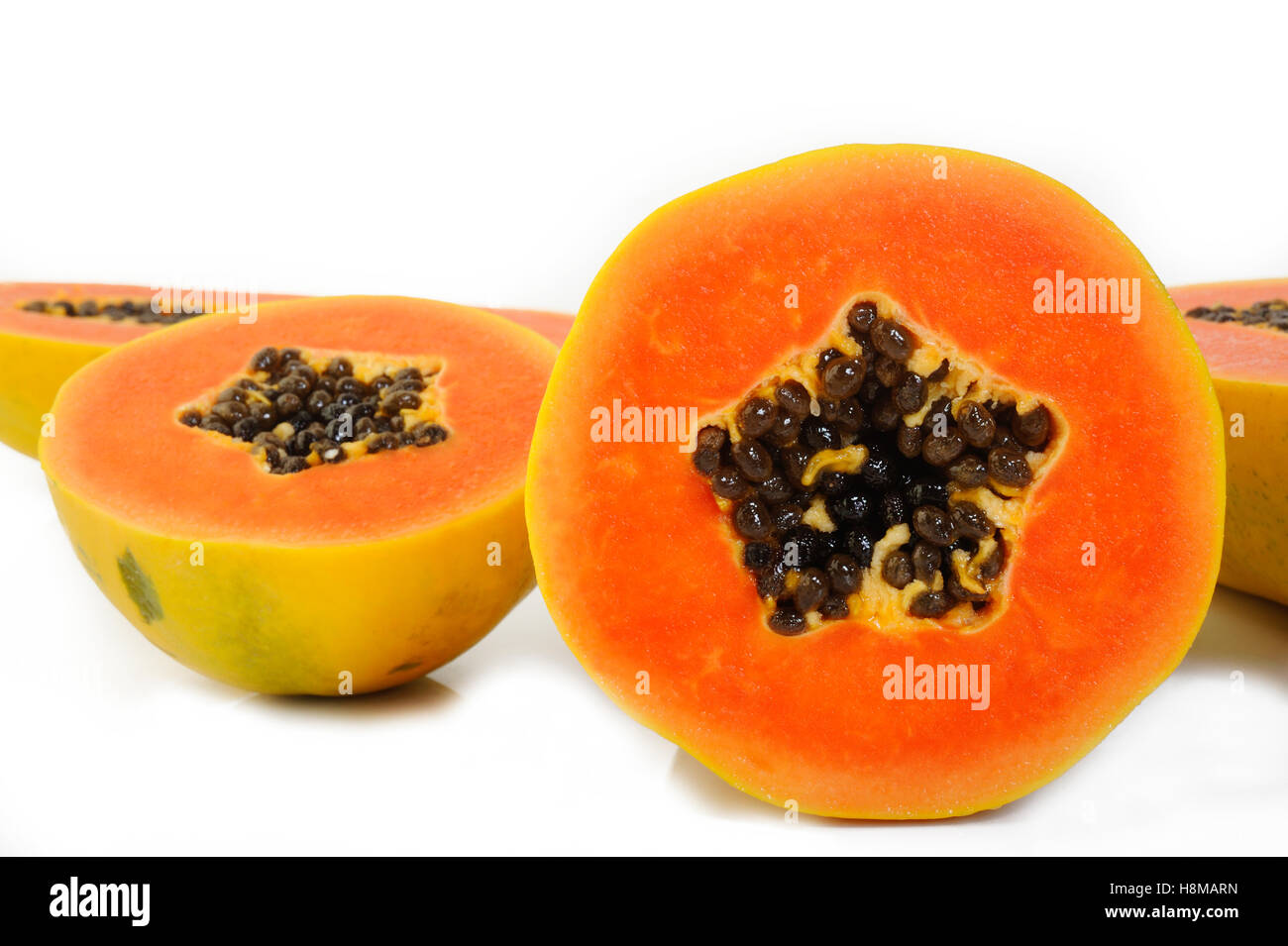 Fette di papaia su sfondo bianco Foto Stock