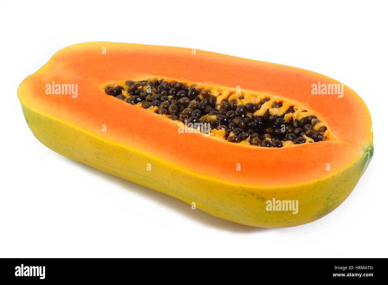 Fette di papaia su sfondo bianco Foto Stock