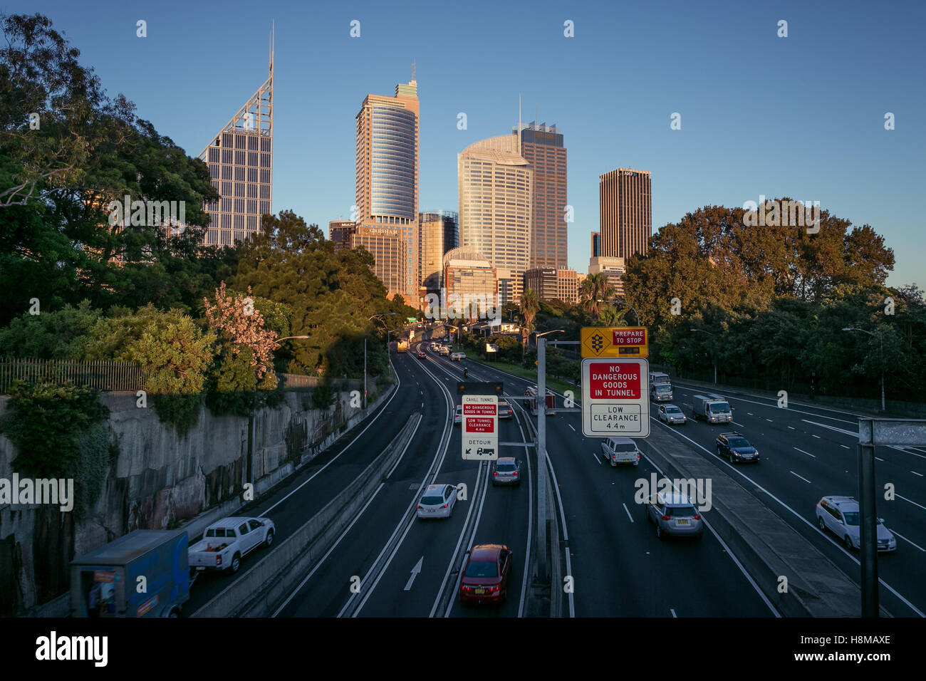 Una strada trafficata che conduce in Sydney CBD all'alba. Foto Stock