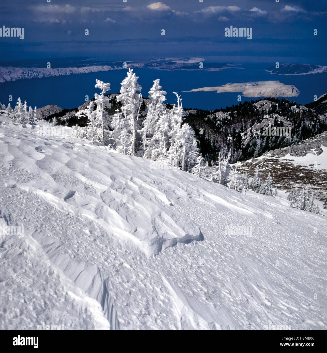 Paesaggio di montagna di Velebit in inverno.Vista mare croato e isole Foto Stock