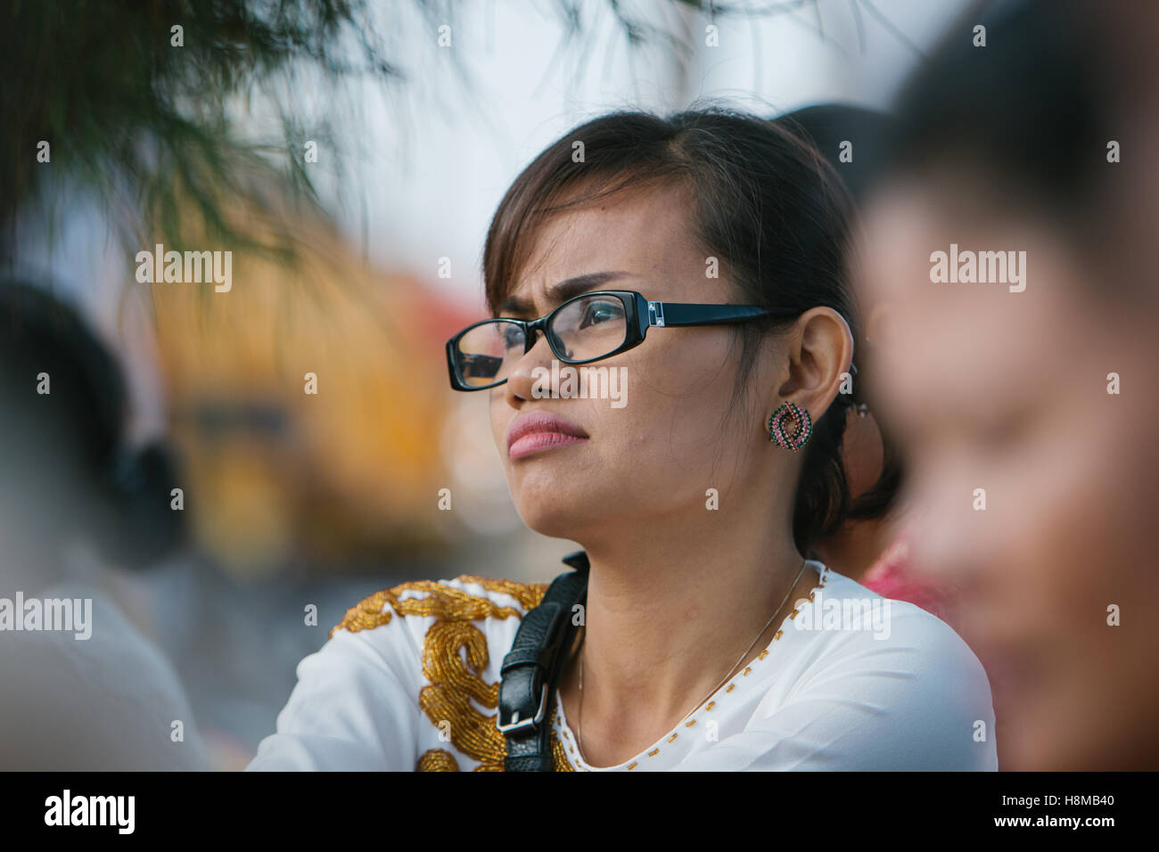Una donna in attesa per il tempo di pregare in Gianyar Bali Foto Stock