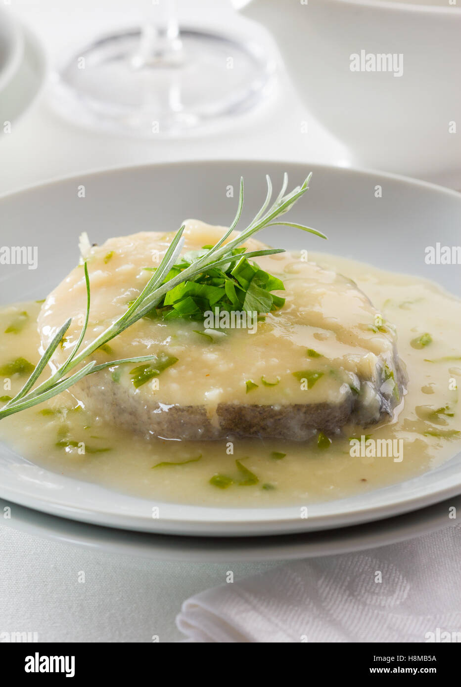 Nasello fritto filetto in una salsa fatta con aglio e prezzemolo e pepe. Foto Stock