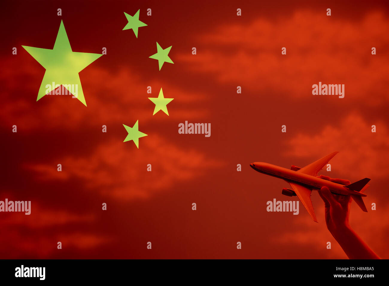 La Cina e la persona in possesso di aeroplano giocattolo Foto Stock