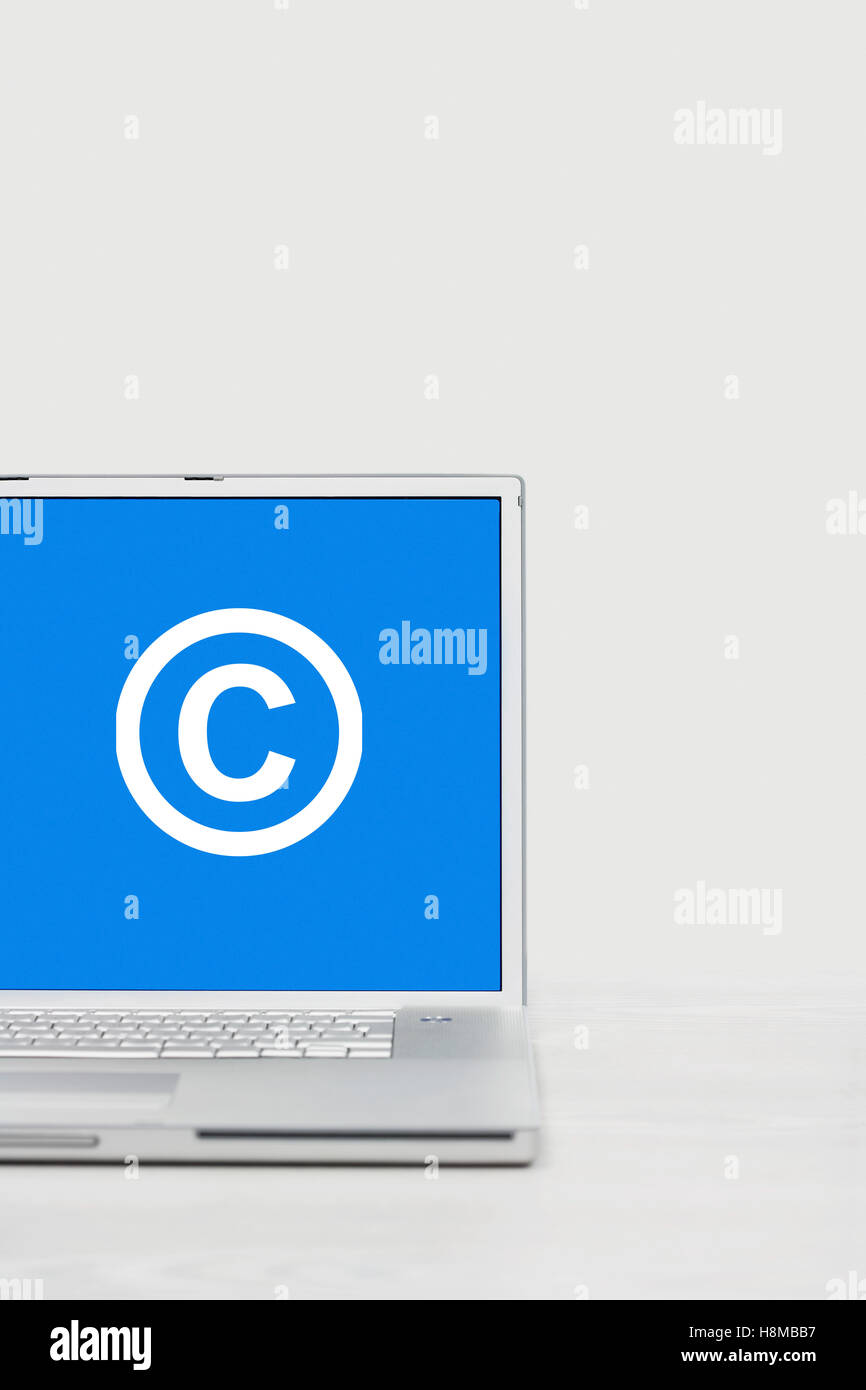 Computer portatile con il simbolo di copyright Foto Stock