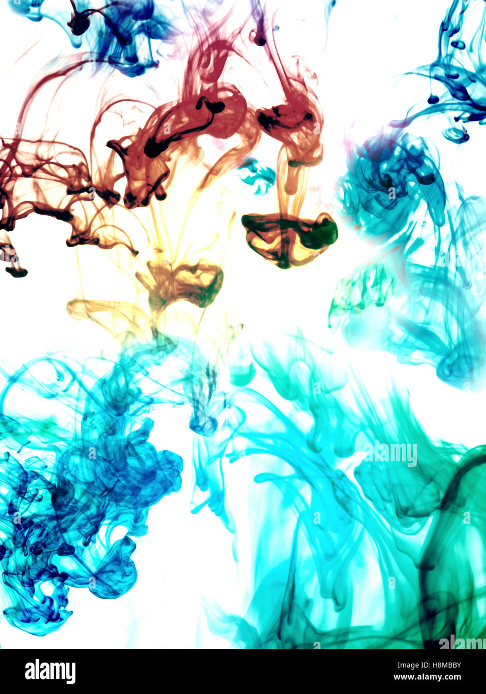 Multi-sostanze colorate sciogliendo in acqua Foto Stock