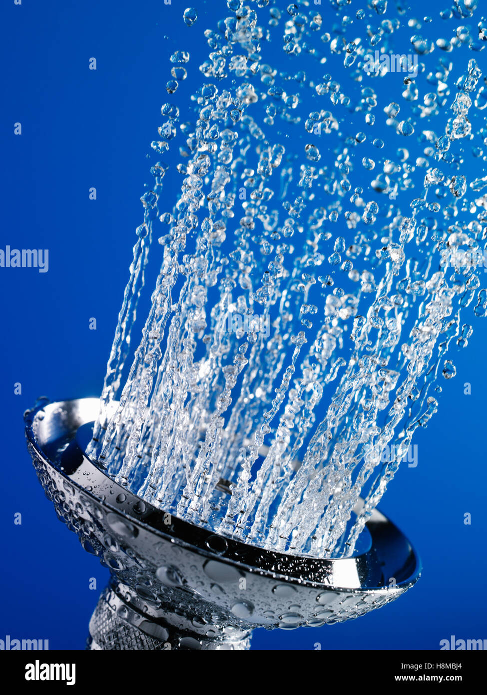 Close-up di acqua che fluisce fuori di chrome testa di doccia Foto Stock