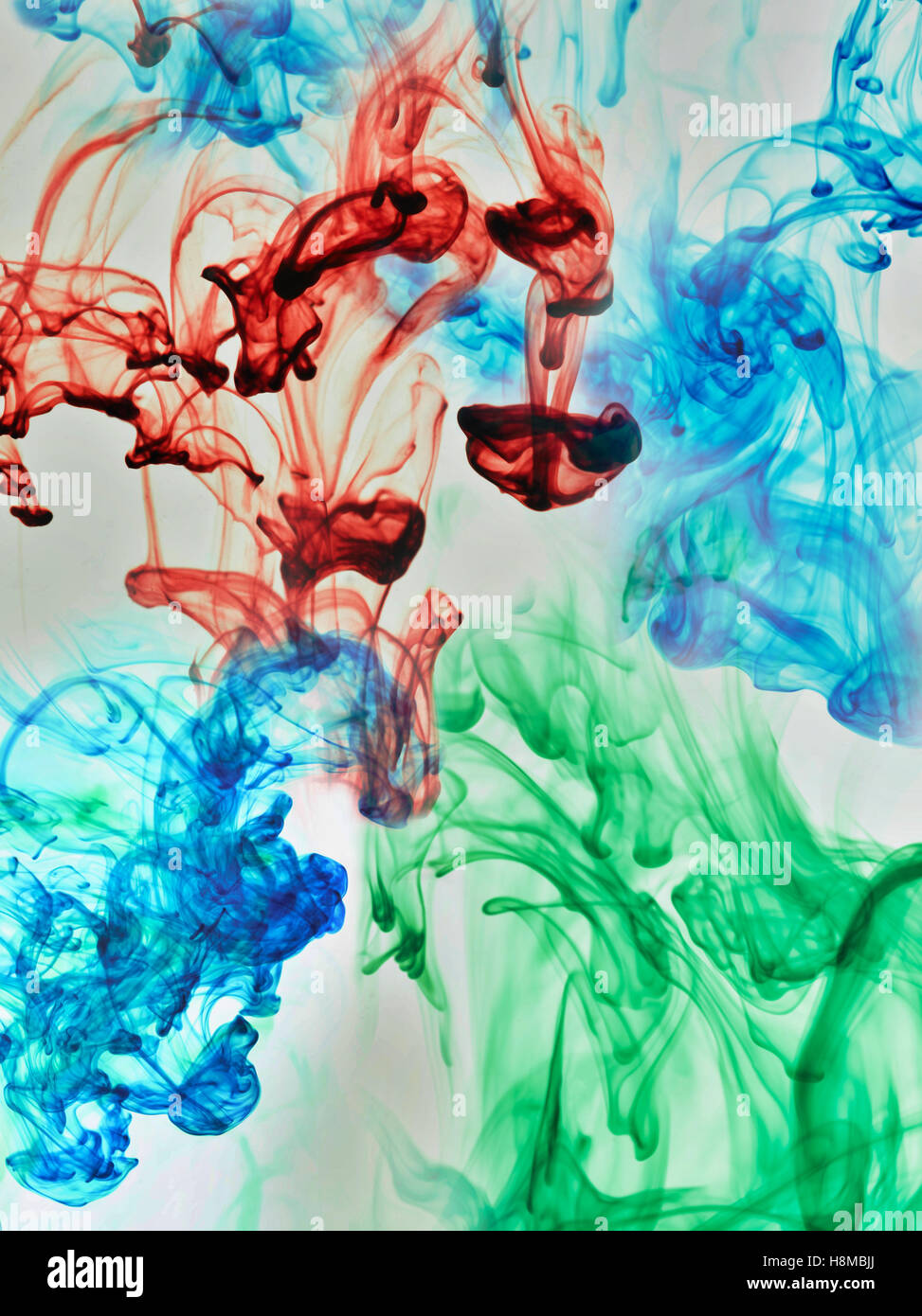 Multi-sostanze colorate sciogliendo in acqua Foto Stock