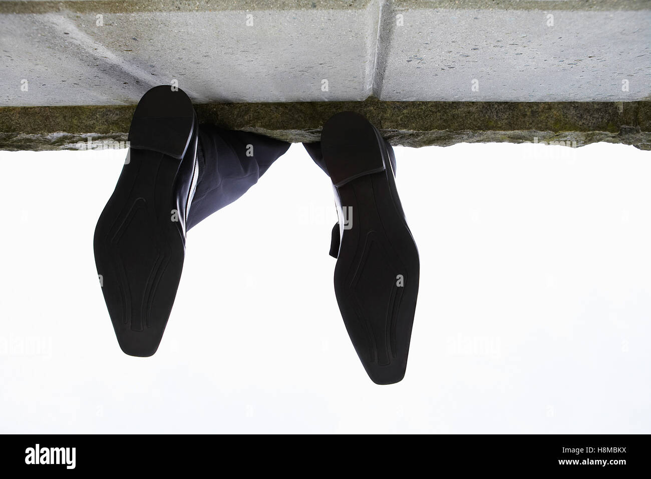 Piedi penzolanti su parete, a basso angolo di visione Foto Stock