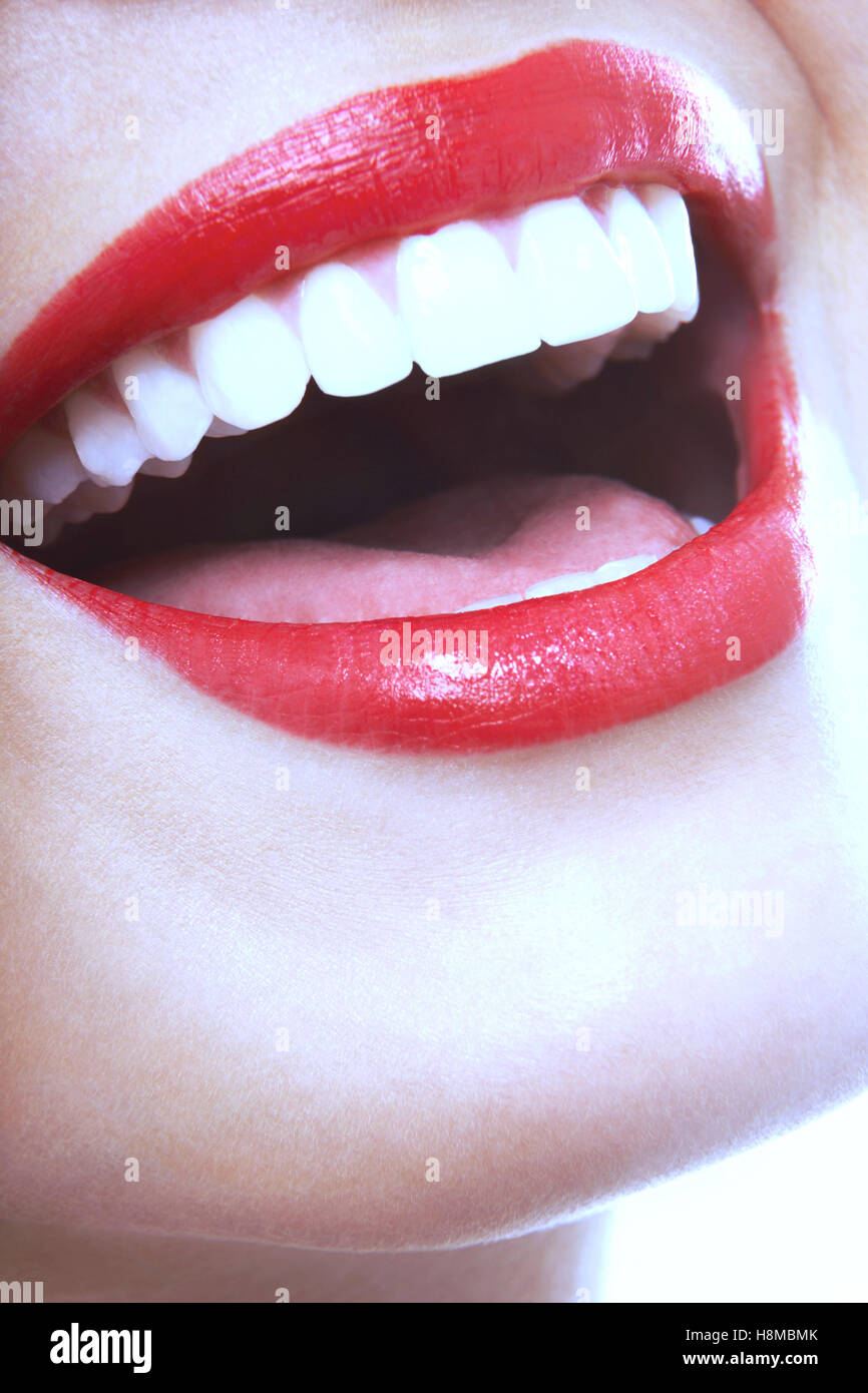 Primo piano della donna ridere con labbra rosse Foto Stock