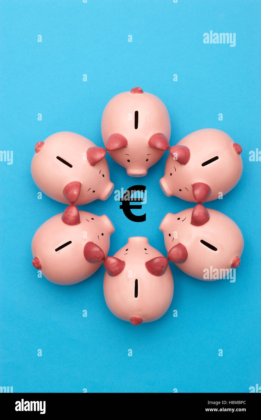 Salvadanaio di banche su sfondo blu che circonda un simbolo Euro Foto Stock