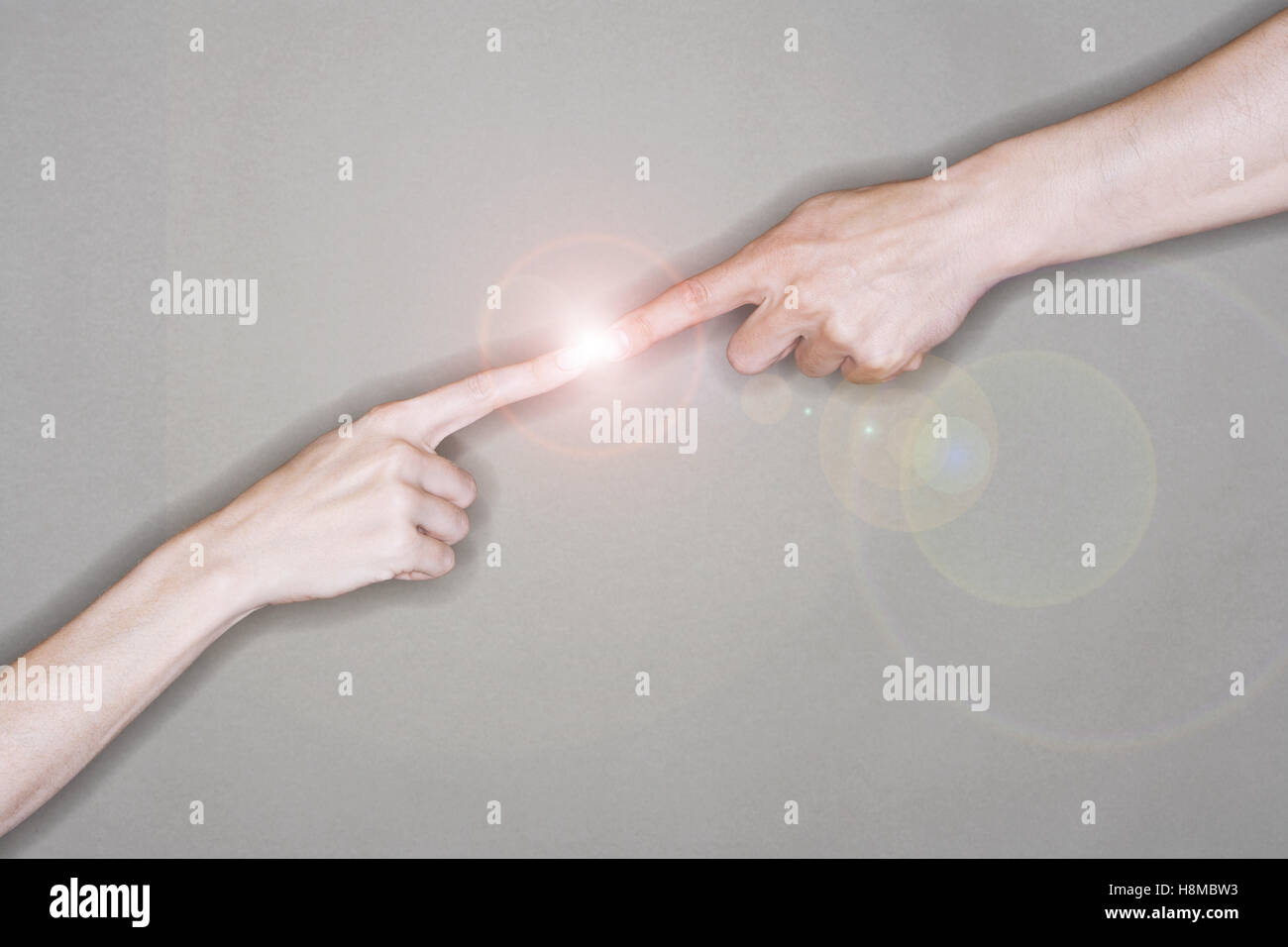 Dito tocca l'elettricità Foto Stock