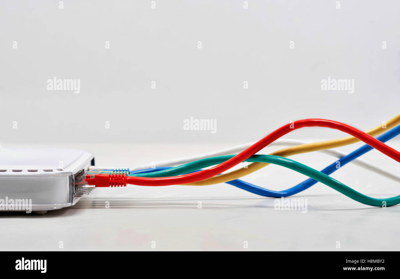 Cavi Ethernet collegato alla presa di corrente Foto Stock