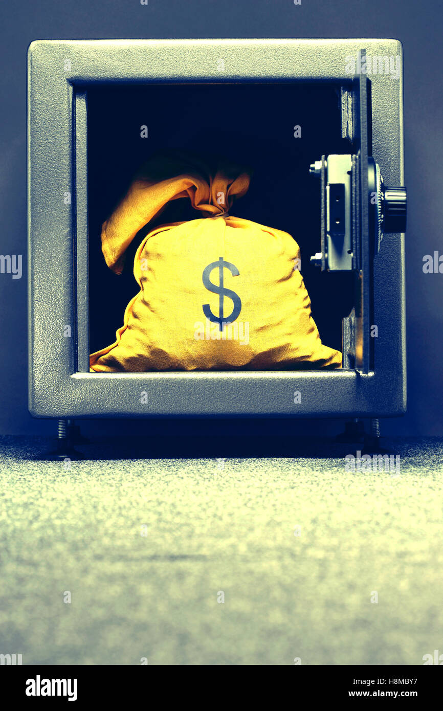 Sacco con simbolo del dollaro in cassetta di sicurezza Foto Stock