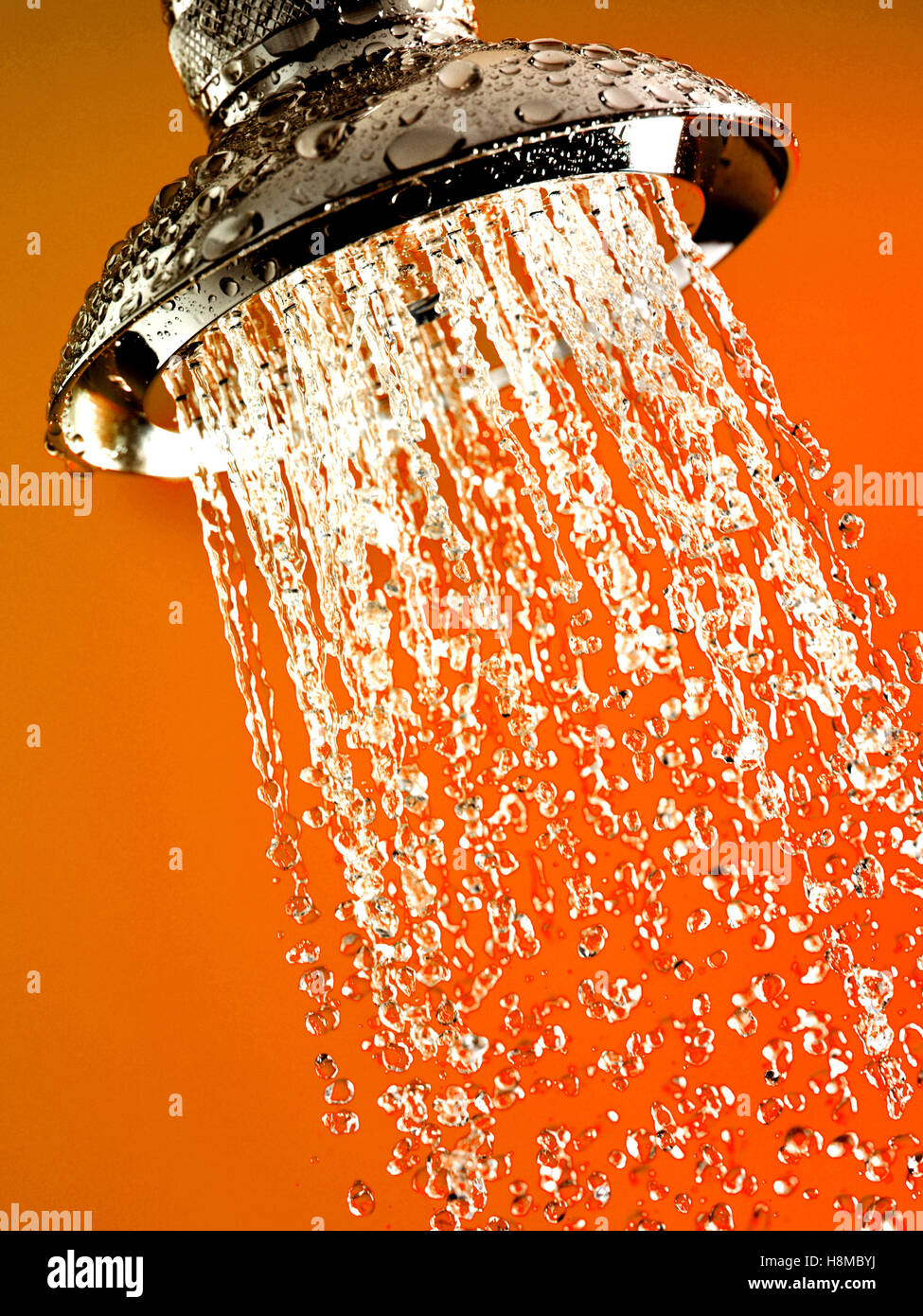 Close-up di acqua che fluisce fuori di chrome testa di doccia Foto Stock