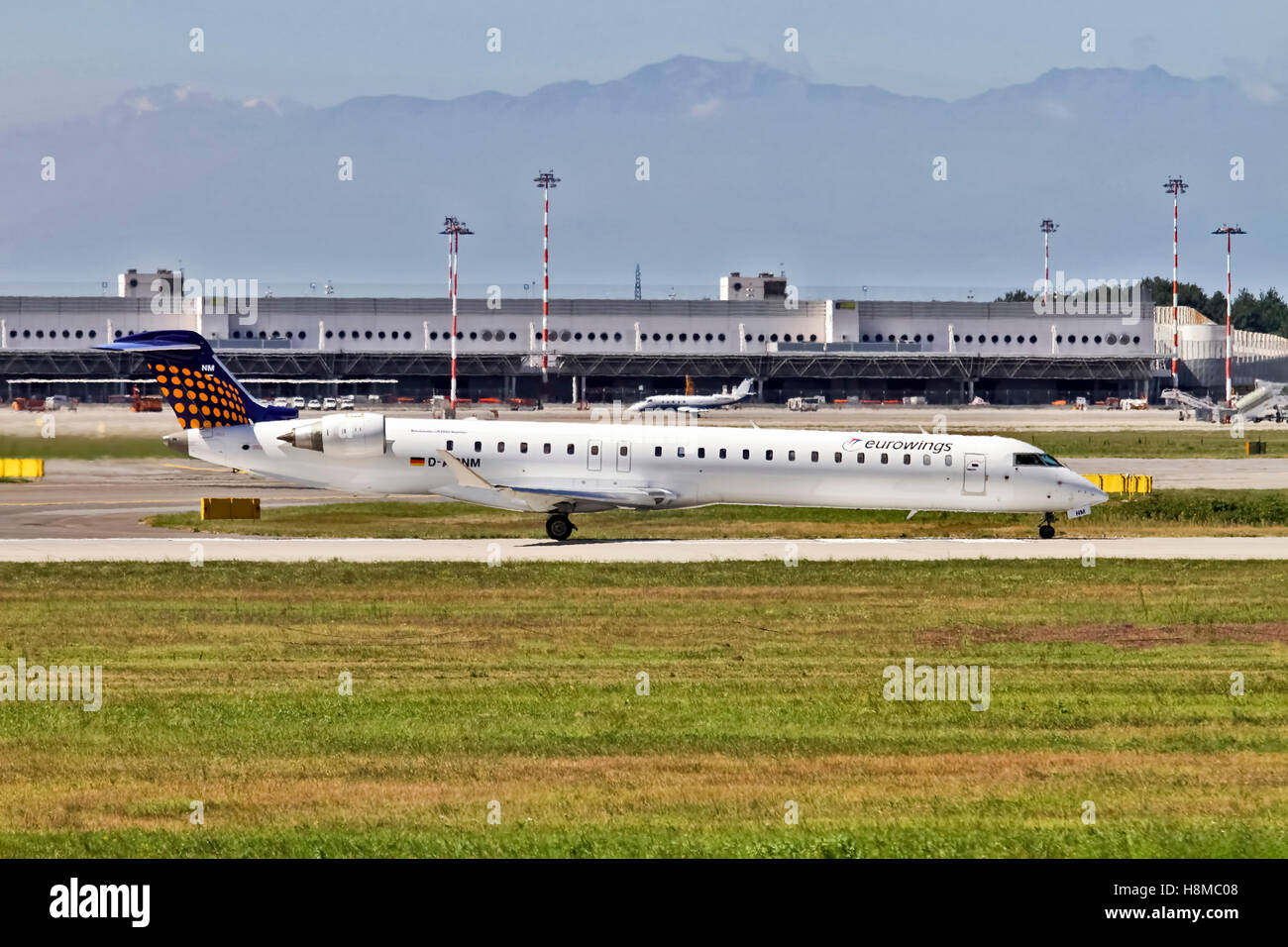 , Eurowings Canadair Jet regionale CRJ-900 a Milano - Malpensa (MXP / LIMC) Italia Italy Foto Stock