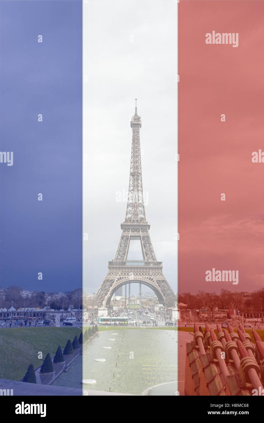 Torre Eiffel nella parte anteriore della bandiera francese sullo sfondo Foto Stock