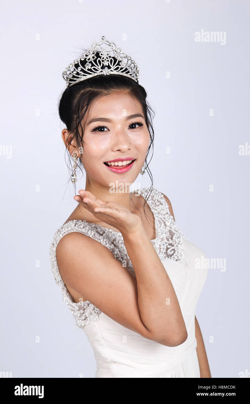 Un ritratto di bella donna asiatica indossando abiti da sposa Foto Stock