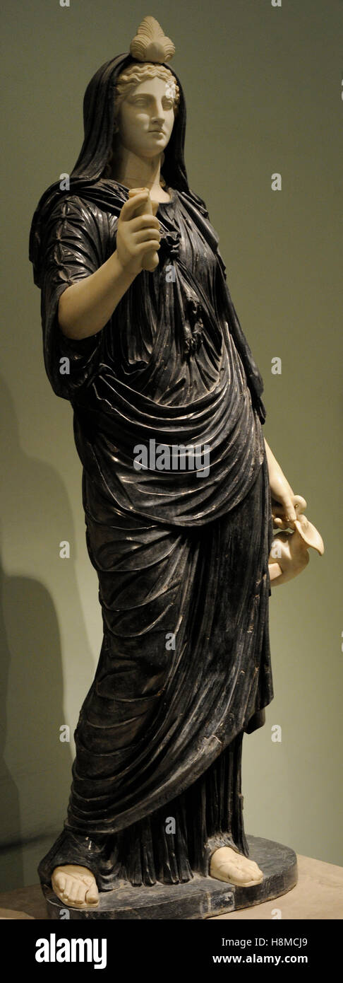 La dea Iside. Statua del bigio morato marmo. Ii secolo D.C. L'Italia. Museo Archeologico Nazionale di Napoli. L'Italia. Foto Stock