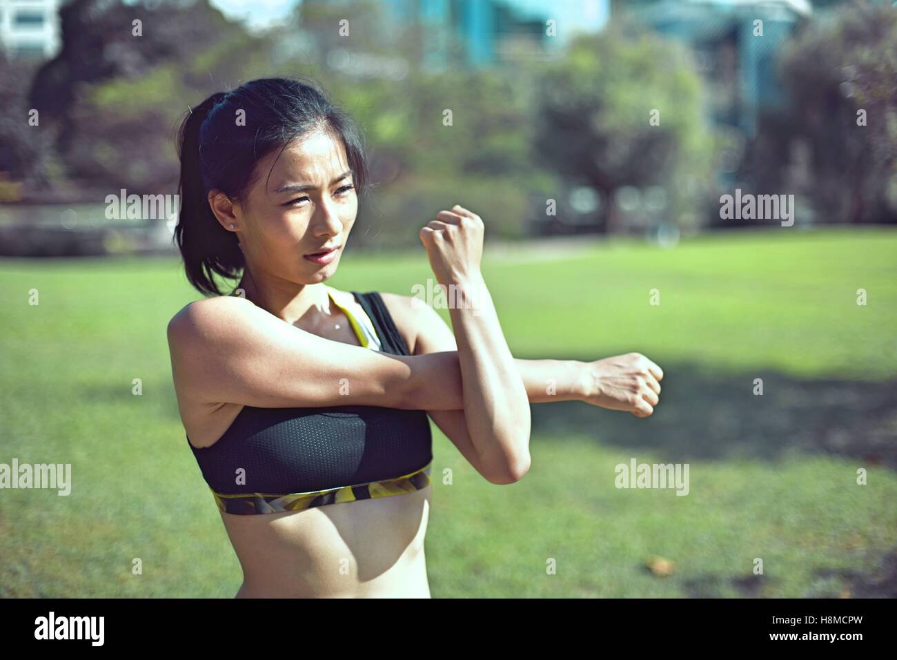 Bella donna asiatica di stiramento dei muscoli di lei prima che la sua esecuzione Foto Stock