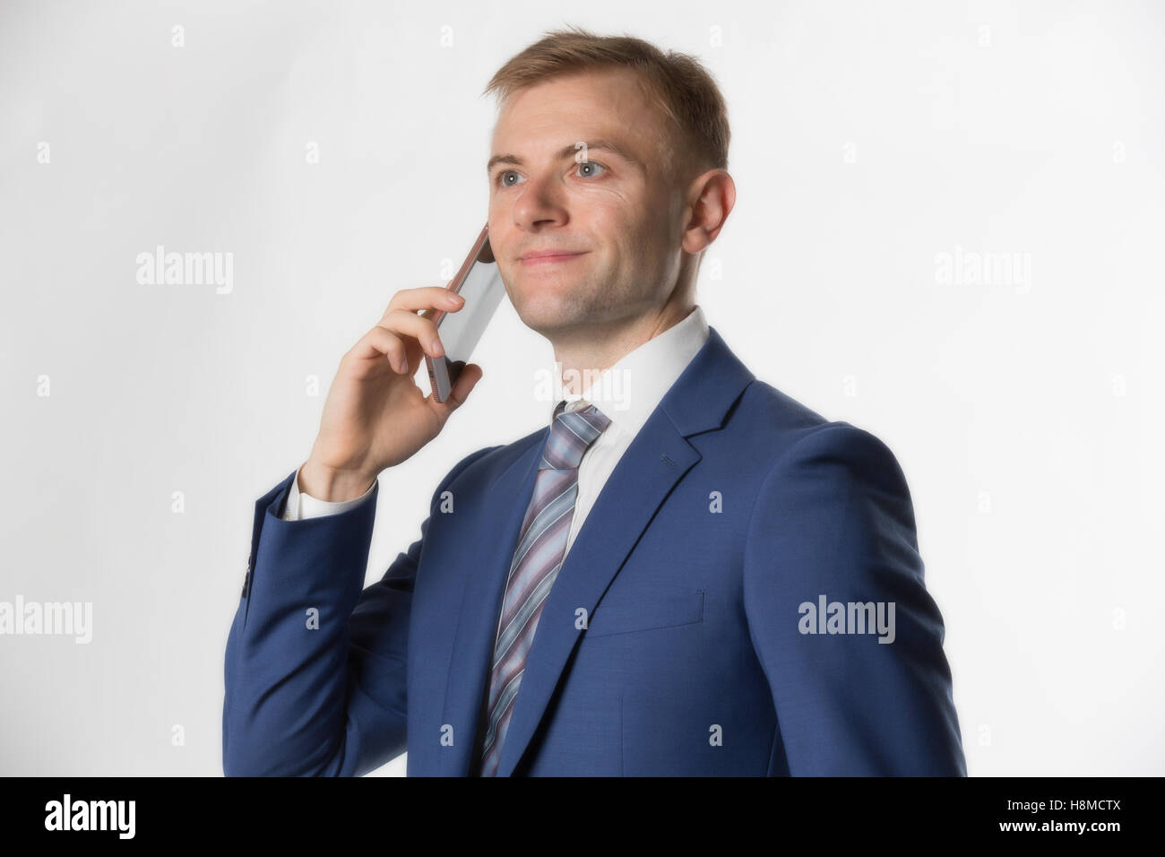Imprenditore effettuare una chiamata sul telefono cellulare Foto Stock