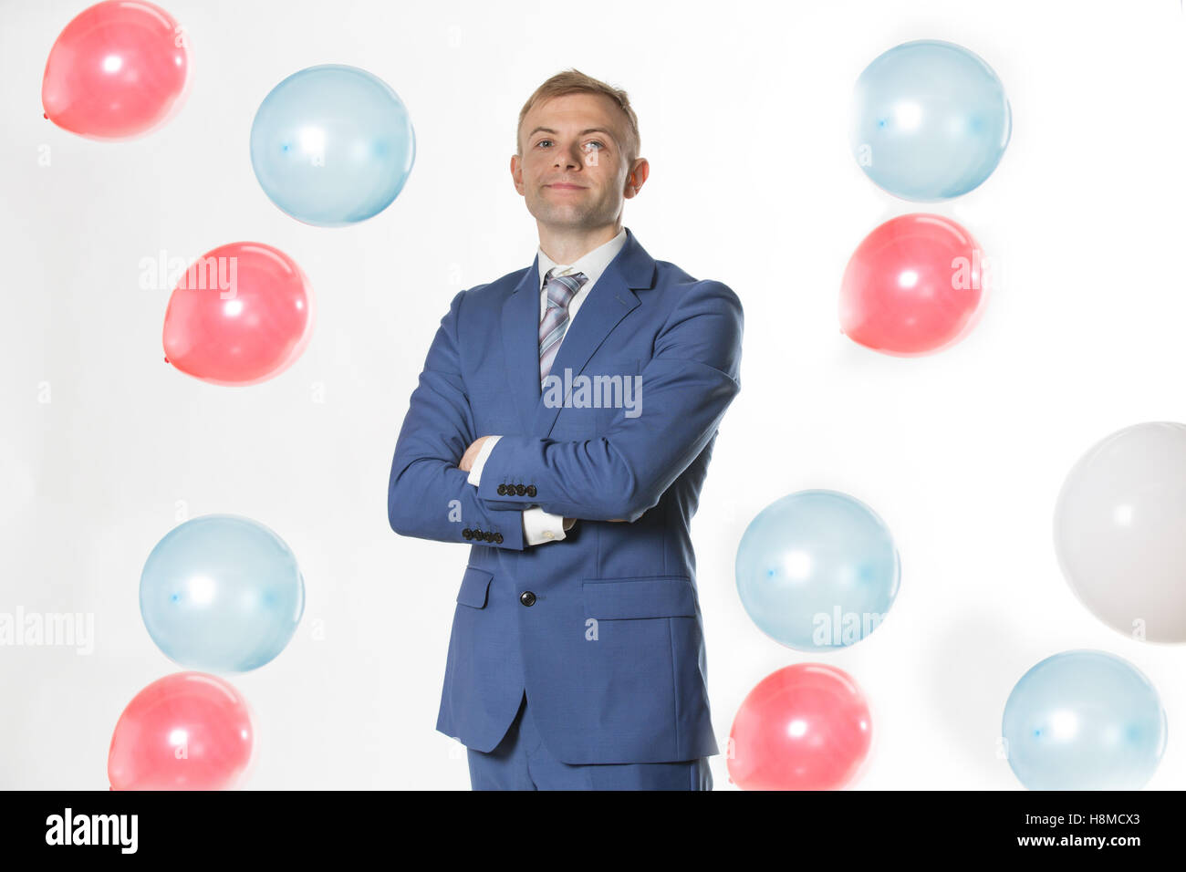 Imprenditore in piedi dalla caduta di palloncini Foto Stock