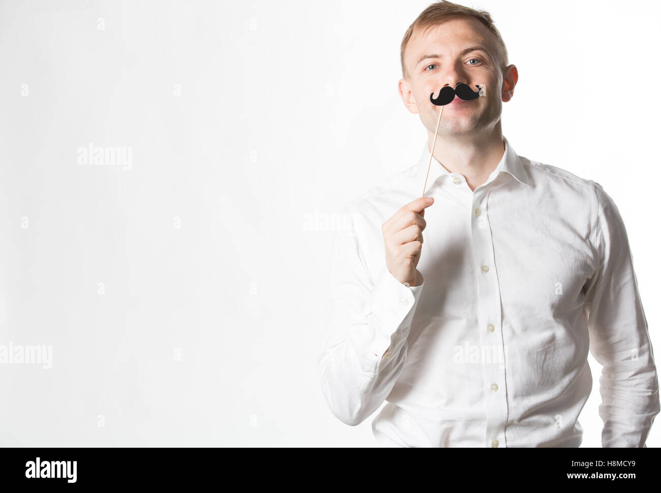 Ritratto di un giovane attraente uomo che indossa uno stile retrò baffi finti. Foto Stock