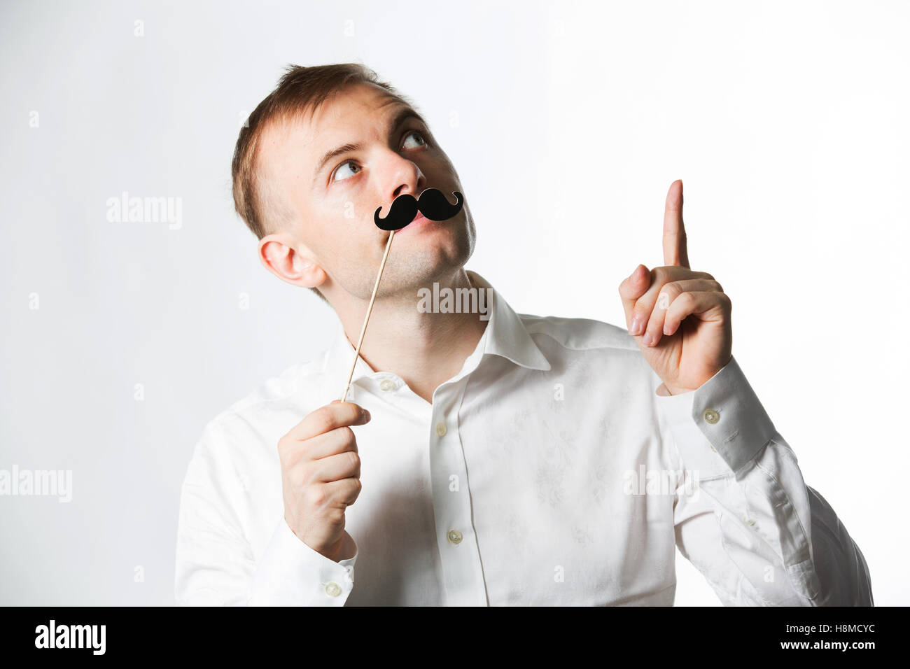 Ritratto di un giovane attraente uomo che indossa uno stile retrò baffi finti. Foto Stock
