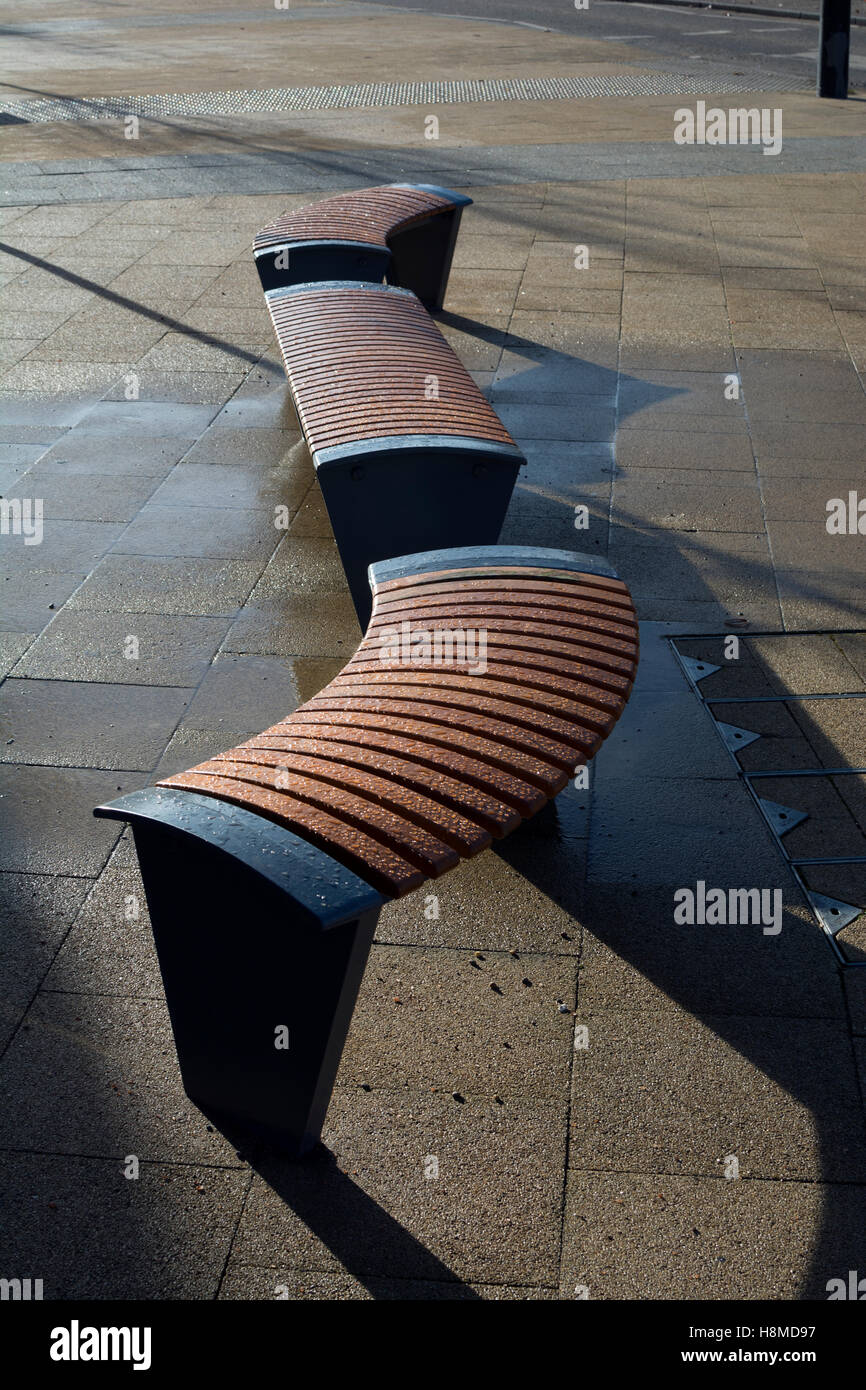 Panche fuori Sainsbury's supermercato, Denham, West Midlands, England Regno Unito Foto Stock