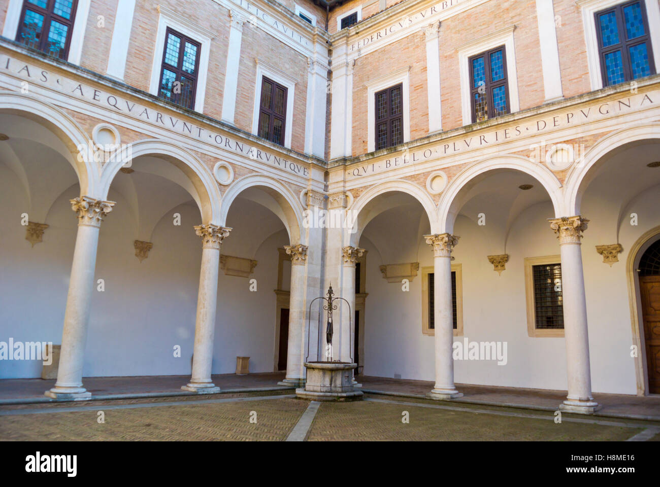 Palazzo Ducale ospita la Galleria Nazionale delle Marche, Urbino, Marche, Italia Foto Stock