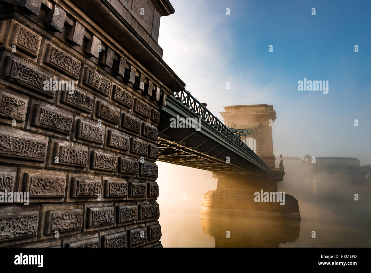 Il ponte della catena nella capitale Hyngarian - Budapest durind la mattinata nebbiosa dopo l'alba Foto Stock