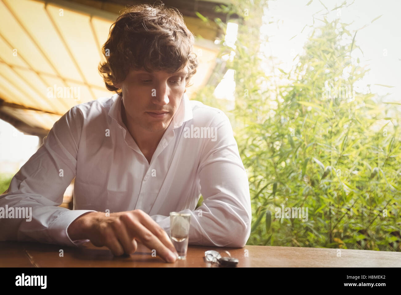 Uomo con un bicchiere di tequila shot nel bancone bar Foto Stock Uomo con un bicchiere di tequila shot nel bancone bar Foto Stock