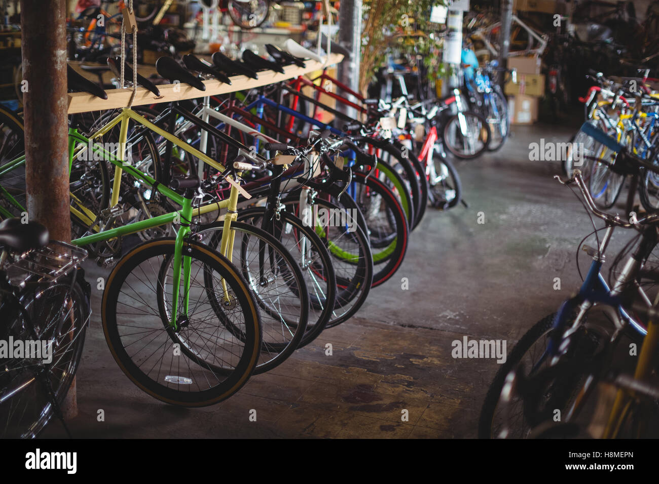 Biciclette policromi disposti in una fila Foto Stock