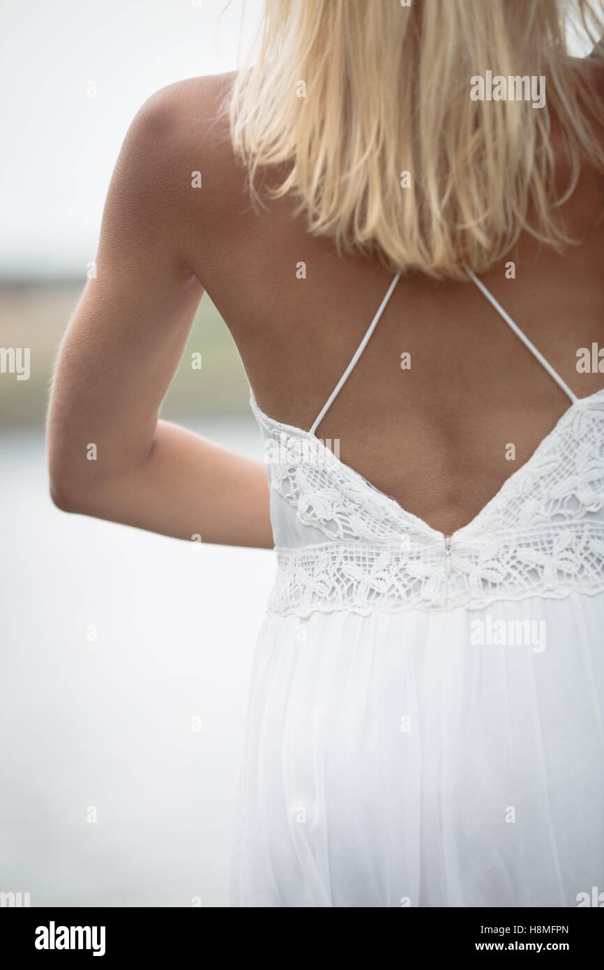 La donna in bianco abiti estivi Foto Stock